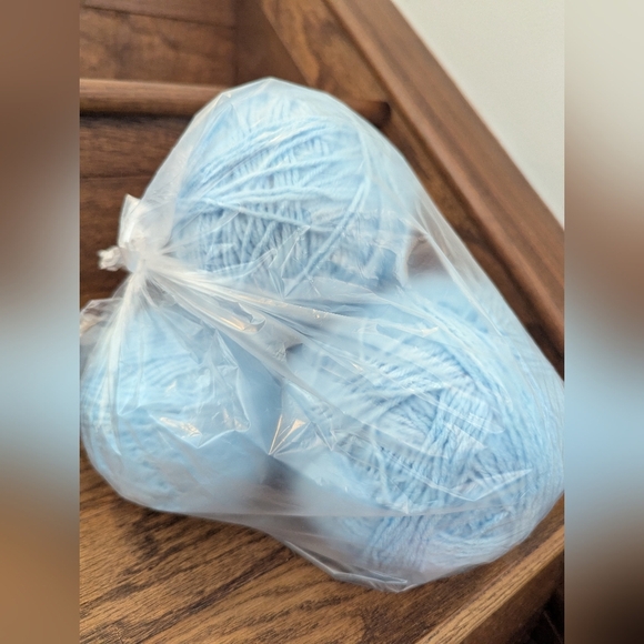 Yarn 4 balls, soft blue Large balls 589g total. The Texture is soft. - Picture 7 of 9